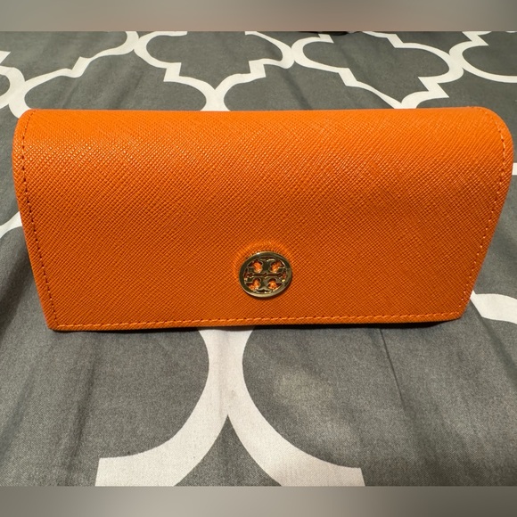 Tory Burch sunglasses case. Fits Sunglasses 144mm frame(regular sized glasses) - Picture 3 of 6